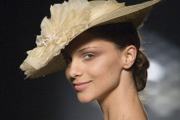 Μια γνήσια... καπελού -Η Ελληνίδα που φτιάχνει καπέλα υπερπαραγωγές -Για ποιο γάμο της παρήγγειλαν 45! [εικόνες] | iefimerida.gr 1