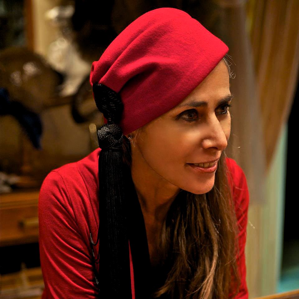 Μια γνήσια... καπελού -Η Ελληνίδα που φτιάχνει καπέλα υπερπαραγωγές -Για ποιο γάμο της παρήγγειλαν 45! [εικόνες] | iefimerida.gr 0