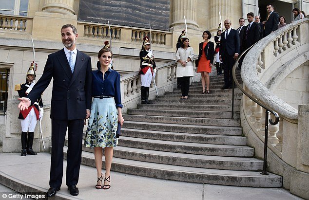 Κλασάτη και αριστοκρατική: Η βασίλισσα Λετίσια δίνει μαθήματα στυλ στους Γάλλους [εικόνες] | iefimerida.gr 8