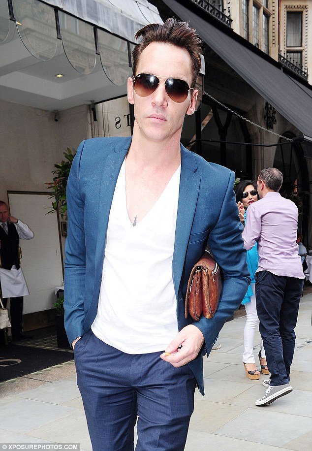 Τέλος το κατάντημα για τον Τζόναθαν Ρις Μάγιερς: Νηφάλιος, ξεκούραστος και περιποιημένος [εικόνες] | iefimerida.gr 0