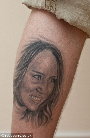 Ξόδεψε 3.000 λίρες, έκανε 29 τατουάζ με τη Μάιλι Σάιρους και τώρα το μετάνιωσε [εικόνες] | iefimerida.gr 1