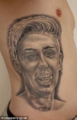 Ξόδεψε 3.000 λίρες, έκανε 29 τατουάζ με τη Μάιλι Σάιρους και τώρα το μετάνιωσε [εικόνες] | iefimerida.gr 3