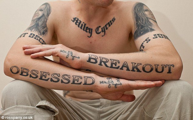 Ξόδεψε 3.000 λίρες, έκανε 29 τατουάζ με τη Μάιλι Σάιρους και τώρα το μετάνιωσε [εικόνες] | iefimerida.gr 5