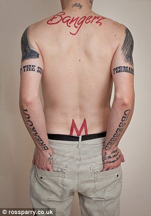 Ξόδεψε 3.000 λίρες, έκανε 29 τατουάζ με τη Μάιλι Σάιρους και τώρα το μετάνιωσε [εικόνες] | iefimerida.gr 6