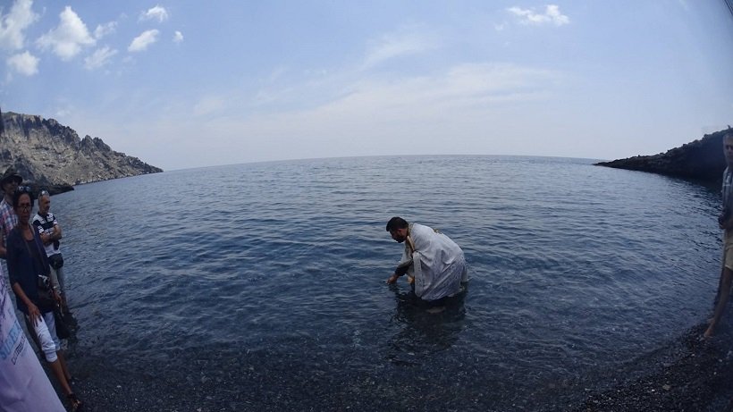 Η βάπτιση στο Ηράκλειο που συγκίνησε: Ο μικρός βαπτίστηκε στη θάλασσα, μπήκαν όλοι μέσα στο νερό [εικόνες] | iefimerida.gr 0