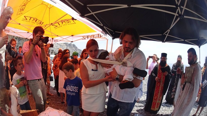 Η βάπτιση στο Ηράκλειο που συγκίνησε: Ο μικρός βαπτίστηκε στη θάλασσα, μπήκαν όλοι μέσα στο νερό [εικόνες] | iefimerida.gr 4