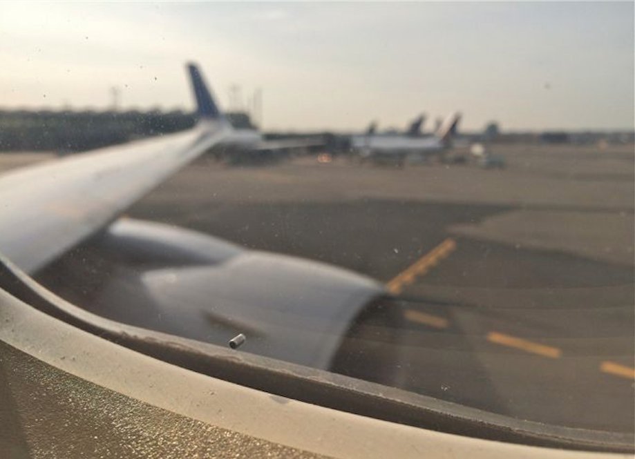 Γιατί στα τζάμια των αεροπλάνων υπάρχει μια μικρή τρύπα -Σε τι χρησιμεύει [εικόνες] | iefimerida.gr 1