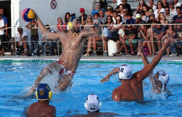 Ετσι «πέταξε» έξω από το νερό ο Μυλωνάκης - Η αλήθεια για τον πολίστα που τρέλανε τα social media  [εικόνες] | iefimerida.gr 0