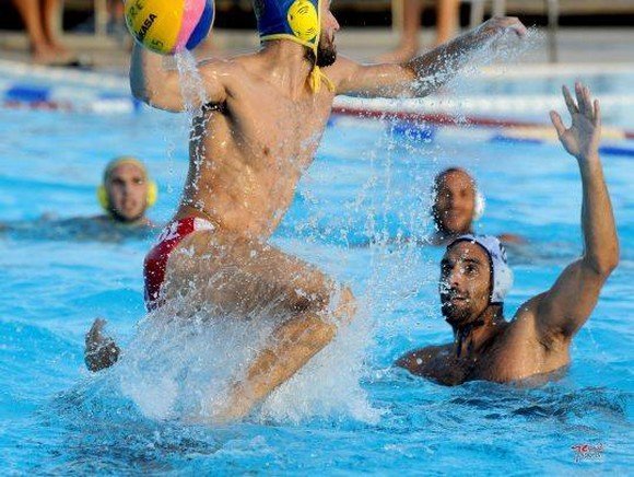 Ετσι «πέταξε» έξω από το νερό ο Μυλωνάκης - Η αλήθεια για τον πολίστα που τρέλανε τα social media  [εικόνες] | iefimerida.gr 1