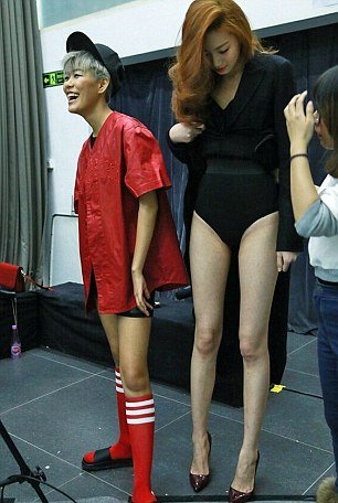 Η Σκλεναρίκοβα τρώει τη σκόνη της - Το μοντέλο από την Κίνα με τα μακρύτερα πόδια [εικόνες] | iefimerida.gr 1