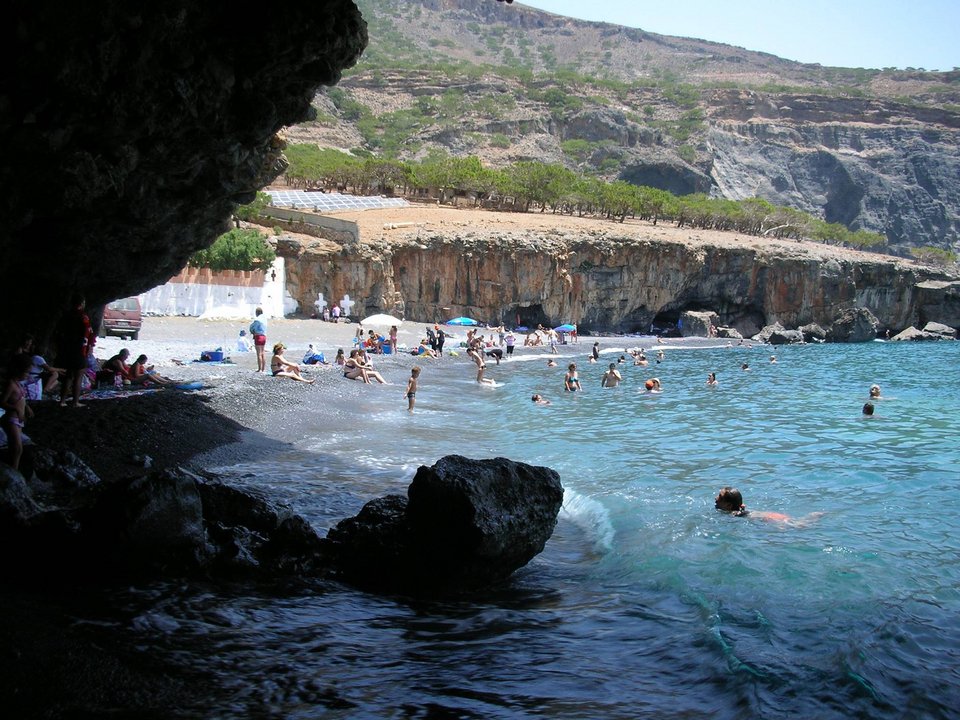 Η βάπτιση στο Ηράκλειο που συγκίνησε: Ο μικρός βαπτίστηκε στη θάλασσα, μπήκαν όλοι μέσα στο νερό [εικόνες] | iefimerida.gr 6