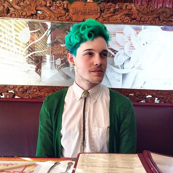 «Αρσενικές γοργόνες» – Η νέα τάση θέλει τους άνδρες με γένια στα χρώματα του ουράνιου τόξου [εικόνες]  | iefimerida.gr 3