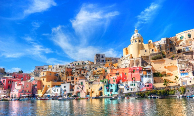 Εκεί τίποτα δεν είναι μουντό -Μια από τις πιο πολύχρωμες πόλεις της Ευρώπης βρίσκεται σε ελληνικό νησί [εικόνες] | iefimerida.gr 14