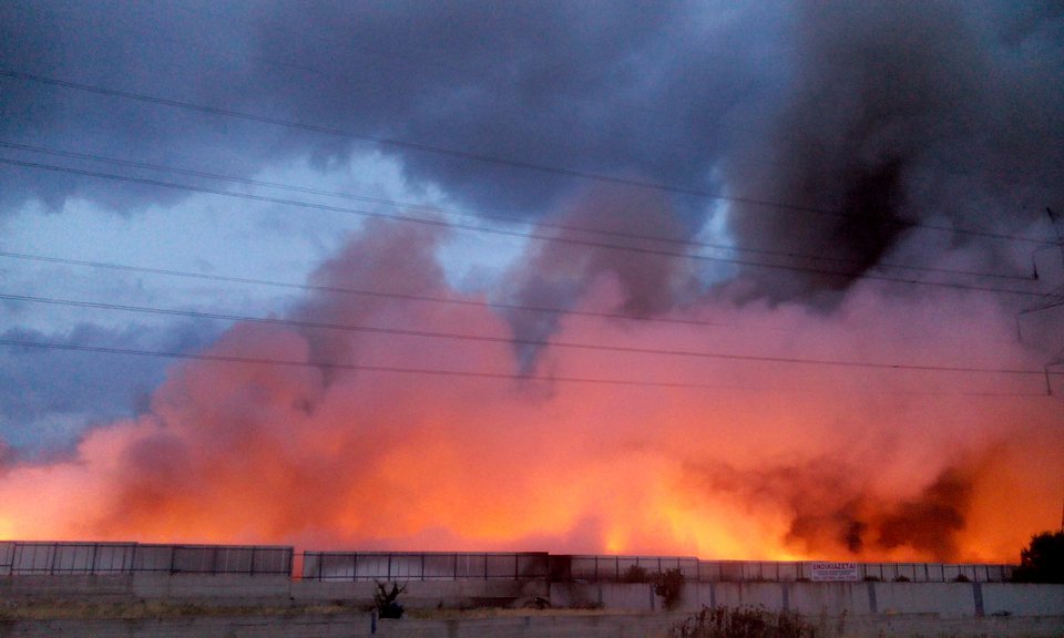 Το τοξικό νέφος πνίγει ολόκληρη την Αττική -Γιατί θα σιγοκαίει η φωτιά για ημέρες [εικόνες] | iefimerida.gr 0