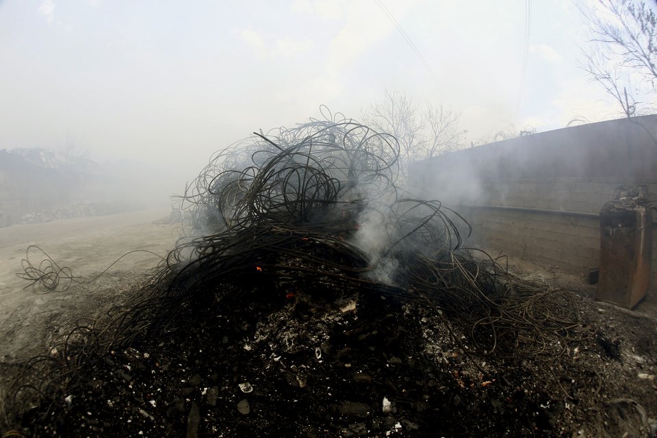 Το τοξικό νέφος πνίγει ολόκληρη την Αττική -Γιατί θα σιγοκαίει η φωτιά για ημέρες [εικόνες] | iefimerida.gr 1