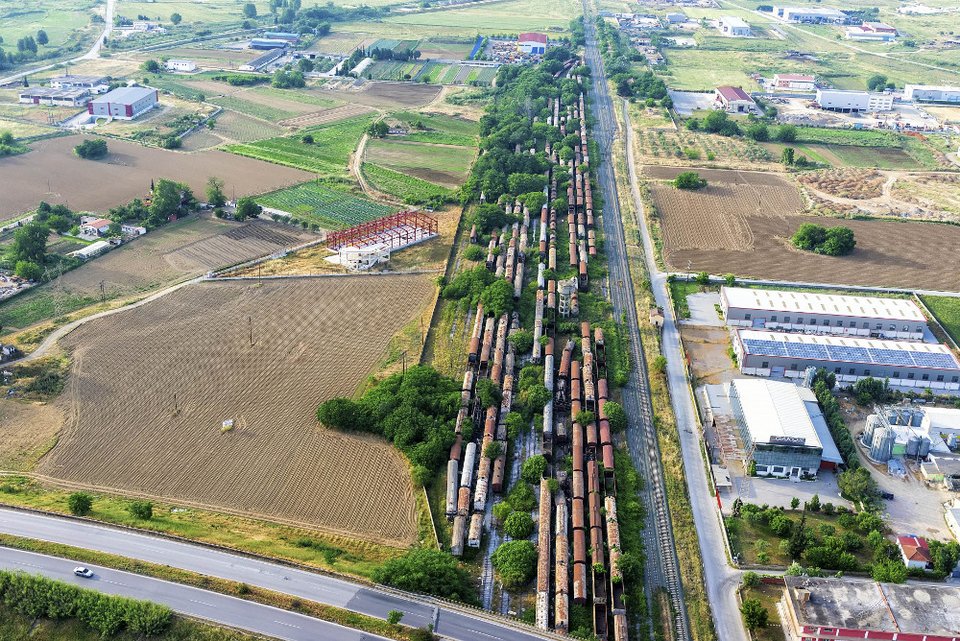 Aπέραντο νεκροταφείο τρένων στη Θεσσαλονίκη, από ψηλά [εικόνες] | iefimerida.gr 9