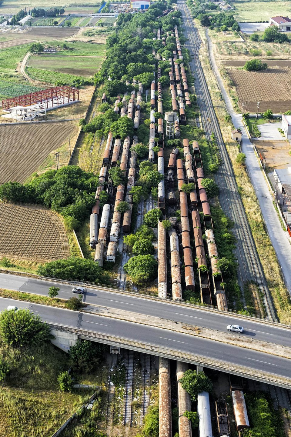 Aπέραντο νεκροταφείο τρένων στη Θεσσαλονίκη, από ψηλά [εικόνες] | iefimerida.gr 2