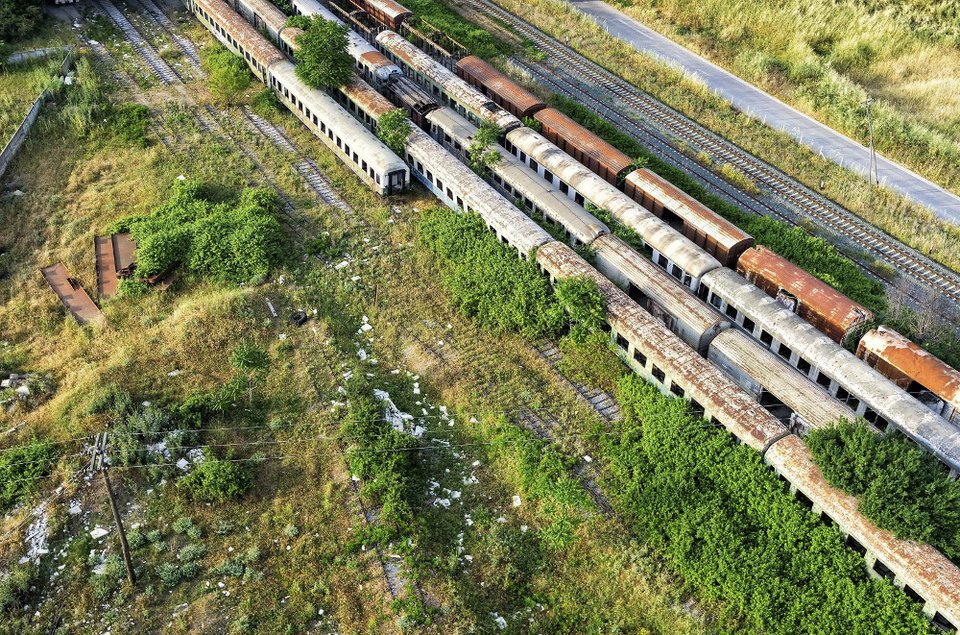 Aπέραντο νεκροταφείο τρένων στη Θεσσαλονίκη, από ψηλά [εικόνες] | iefimerida.gr 5