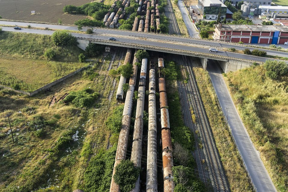Aπέραντο νεκροταφείο τρένων στη Θεσσαλονίκη, από ψηλά [εικόνες] | iefimerida.gr 7