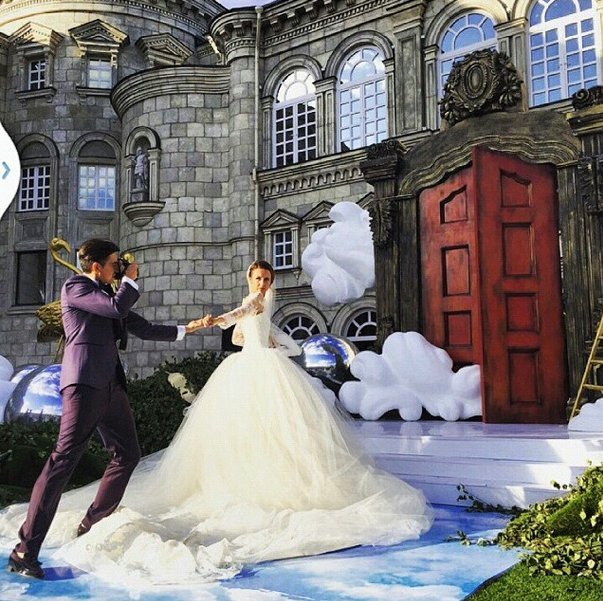 Ο φωτογράφος που ακολουθεί σε όλο τον κόσμο την κοπέλα του, την παντρεύτηκε -Και εκεί στο... κατόπι της [εικόνες] | iefimerida.gr 4