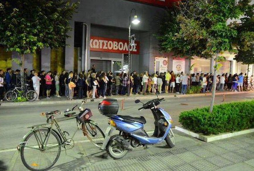 Ολη η Ελλάδα στα ΑΤΜ -Ταλαιπωρία, κλοπές, δάκρυα, στις ατελείωτες ουρές [εικόνες & βίντεο] | iefimerida.gr 0