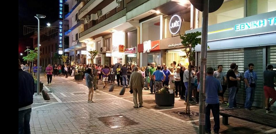 Ολη η Ελλάδα στα ΑΤΜ -Ταλαιπωρία, κλοπές, δάκρυα, στις ατελείωτες ουρές [εικόνες & βίντεο] | iefimerida.gr 1