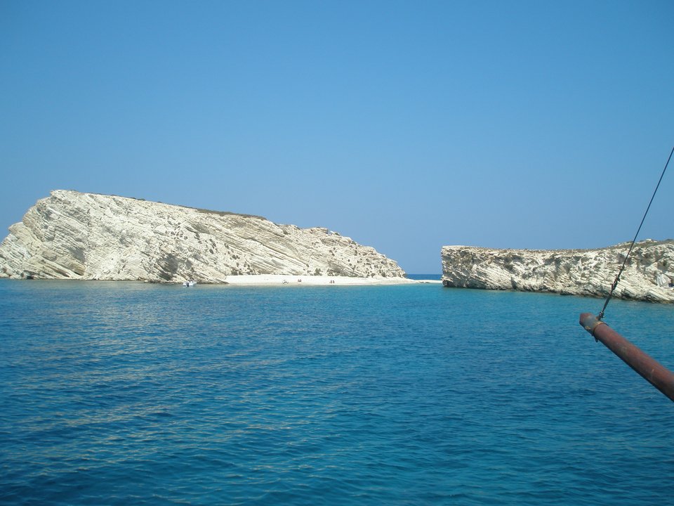 Γωνιά εξωτική -Ασπρονήσια: Τρεις βράχοι «πεταμένοι» στο Αιγαίο -Πηγαίνεις από τον έναν στον άλλον... περπατώντας [εικόνες] | iefimerida.gr 13