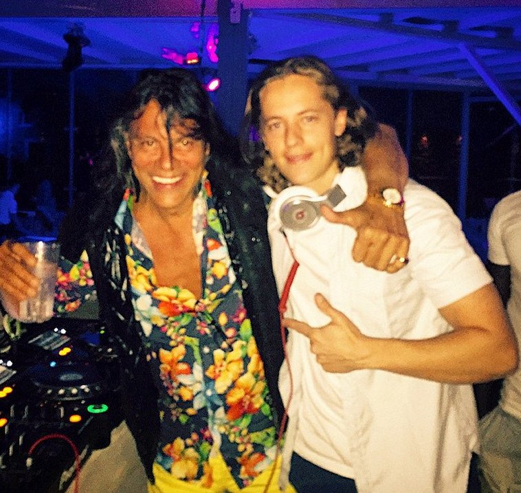 Ο Ηλίας Ψινάκης αγκαλιά με τον γιο του Σαρκοζί στη Μύκονο [εικόνα] | iefimerida.gr 0