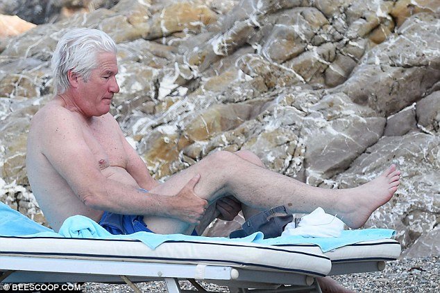 Ο Ρίτσαρντ Γκιρ ερωτοτροπεί με την 33 χρόνια νεότερη αγαπημένη του [εικόνες] | iefimerida.gr 3