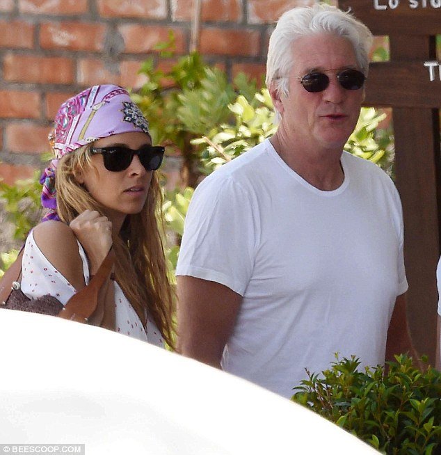 Ο Ρίτσαρντ Γκιρ ερωτοτροπεί με την 33 χρόνια νεότερη αγαπημένη του [εικόνες] | iefimerida.gr 4