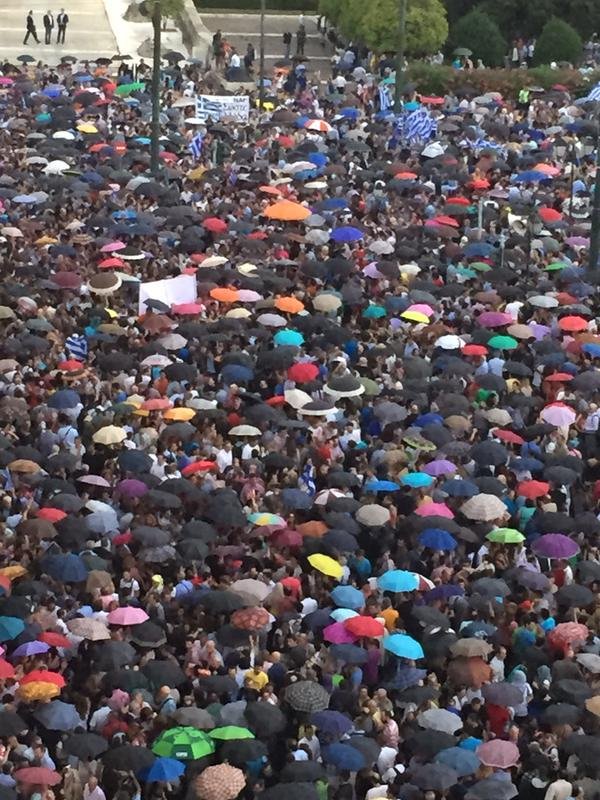 Χιλιάδες διαδηλωτές στο Σύνταγμα: Φώναξαν μέσα στη βροχή υπέρ του «ναι» στο δημοψήφισμα [εικόνες & βίντεο] | iefimerida.gr 1