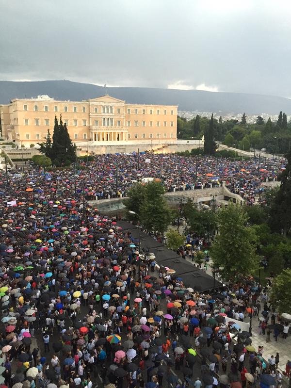 Χιλιάδες διαδηλωτές στο Σύνταγμα: Φώναξαν μέσα στη βροχή υπέρ του «ναι» στο δημοψήφισμα [εικόνες & βίντεο] | iefimerida.gr 2