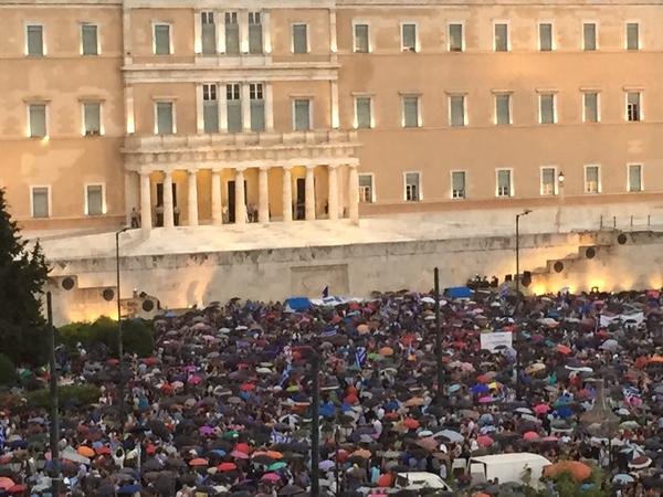 Χιλιάδες διαδηλωτές στο Σύνταγμα: Φώναξαν μέσα στη βροχή υπέρ του «ναι» στο δημοψήφισμα [εικόνες & βίντεο] | iefimerida.gr 10