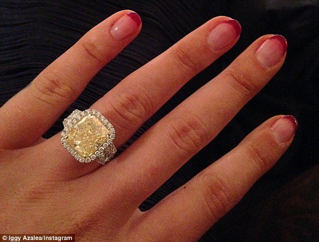 Το δαχτυλίδι αρραβώνων του μισού εκατ. ευρώ της Ιγκι Αζαλέα [εικόνες] | iefimerida.gr 1