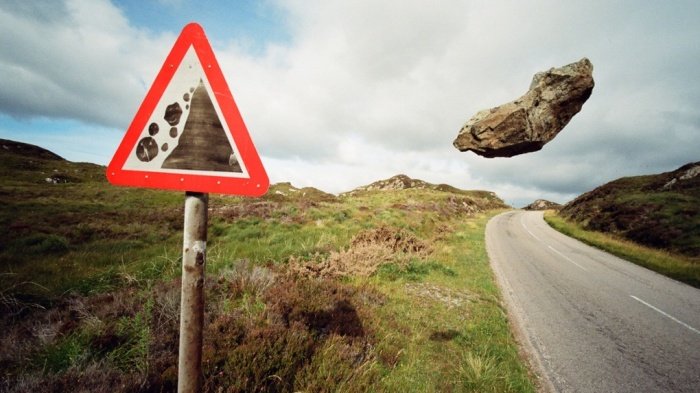 Τεράστιοι βράχοι αιωρούνται πάνω από τη γη - Κάποιες φορές, τα φαινόμενα απατούν [εικόνες] | iefimerida.gr 0