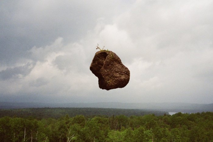 Τεράστιοι βράχοι αιωρούνται πάνω από τη γη - Κάποιες φορές, τα φαινόμενα απατούν [εικόνες] | iefimerida.gr 2