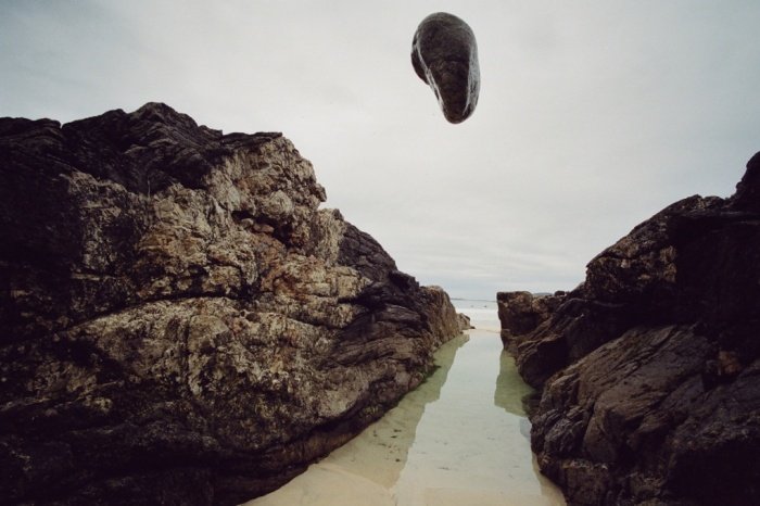 Τεράστιοι βράχοι αιωρούνται πάνω από τη γη - Κάποιες φορές, τα φαινόμενα απατούν [εικόνες] | iefimerida.gr 4