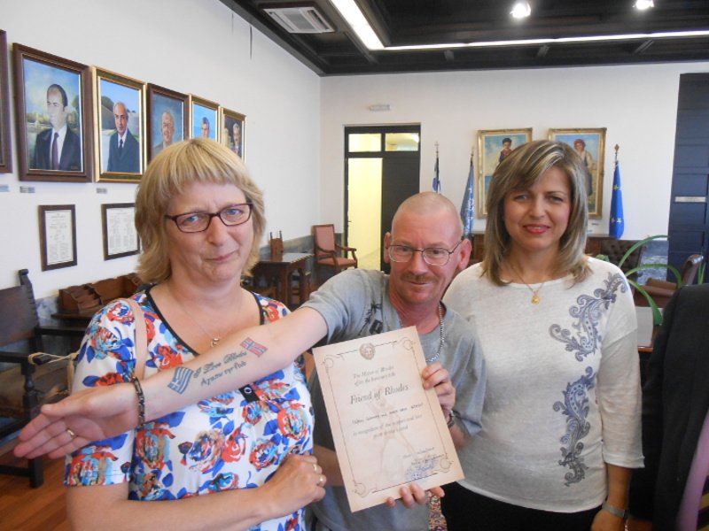 Ζευγάρι Βρετανών επισκέπτεται τη Ρόδο για 60ή φορά -Νορβηγός κάνει τατουάζ το... νησί [εικόνες] | iefimerida.gr 0