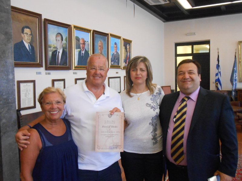 Ζευγάρι Βρετανών επισκέπτεται τη Ρόδο για 60ή φορά -Νορβηγός κάνει τατουάζ το... νησί [εικόνες] | iefimerida.gr 1