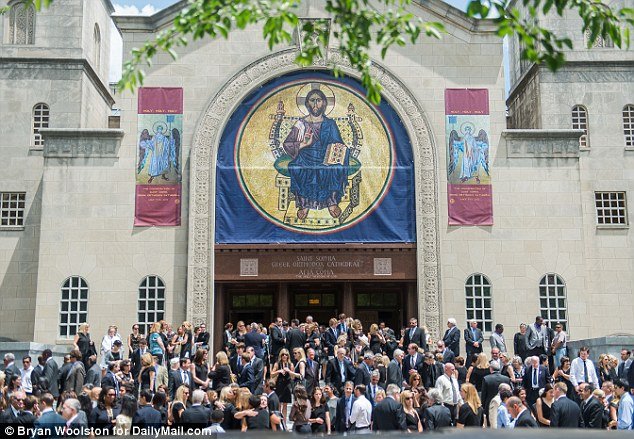 Θρήνος στην κηδεία της οικογένειας Σαββόπουλου στις ΗΠΑ -Τραγικές φιγούρες οι έφηβες κόρες [εικόνες] | iefimerida.gr 5