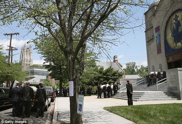 Θρήνος στην κηδεία της οικογένειας Σαββόπουλου στις ΗΠΑ -Τραγικές φιγούρες οι έφηβες κόρες [εικόνες] | iefimerida.gr 9