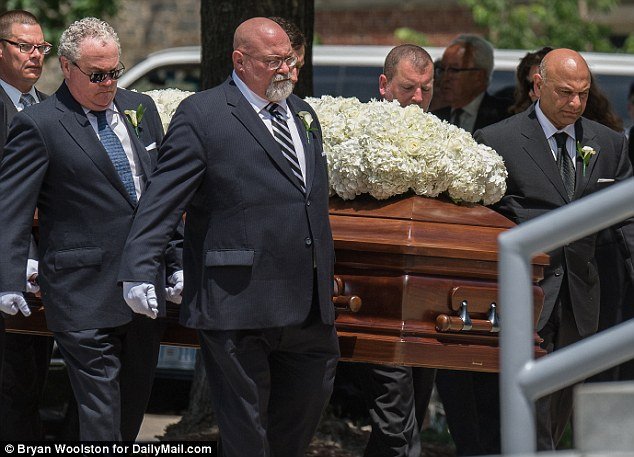 Θρήνος στην κηδεία της οικογένειας Σαββόπουλου στις ΗΠΑ -Τραγικές φιγούρες οι έφηβες κόρες [εικόνες] | iefimerida.gr 2