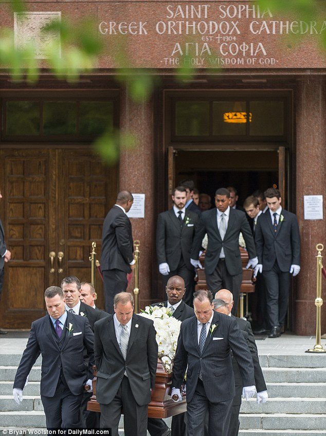 Θρήνος στην κηδεία της οικογένειας Σαββόπουλου στις ΗΠΑ -Τραγικές φιγούρες οι έφηβες κόρες [εικόνες] | iefimerida.gr 4