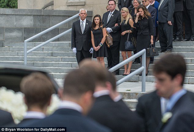 Θρήνος στην κηδεία της οικογένειας Σαββόπουλου στις ΗΠΑ -Τραγικές φιγούρες οι έφηβες κόρες [εικόνες] | iefimerida.gr 1