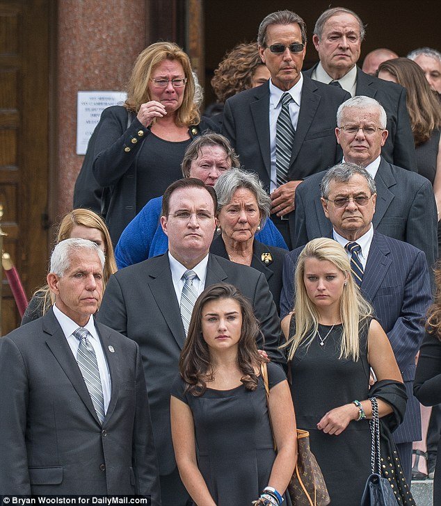 Θρήνος στην κηδεία της οικογένειας Σαββόπουλου στις ΗΠΑ -Τραγικές φιγούρες οι έφηβες κόρες [εικόνες] | iefimerida.gr 6