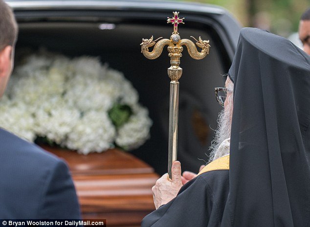 Θρήνος στην κηδεία της οικογένειας Σαββόπουλου στις ΗΠΑ -Τραγικές φιγούρες οι έφηβες κόρες [εικόνες] | iefimerida.gr 3