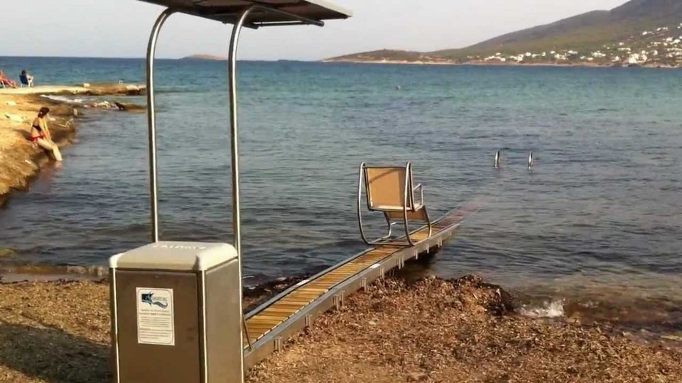 Αυτές είναι οι δύο παραλίες στην Αττική που απέκτησαν ράμπα αναπήρων | iefimerida.gr 2