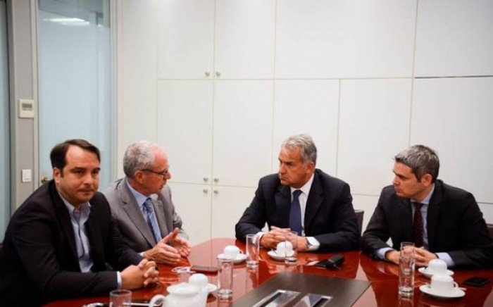 ΣΥΡΙΖΑ και ΝΔ «σφάζονται» για τα μάτια του... Λουράντου [βίντεο] | iefimerida.gr 0