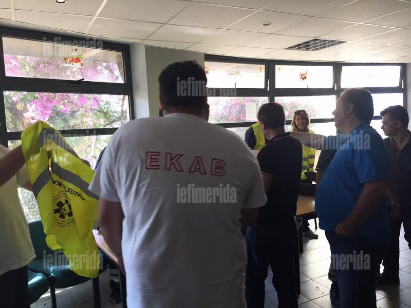 Συγκέντρωση διαμαρτυρίας των εργαζομένων στο ΕΚΑΒ -Διεκδικούν τα δεδουλευμένα τους | iefimerida.gr 2