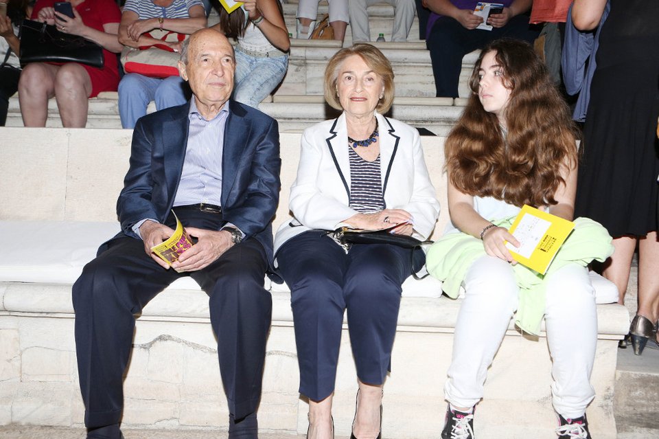 Ο Σημίτης σε ρόλο παππού -Με την εγγονή του στο Ηρώδειο [εικόνες] | iefimerida.gr 0